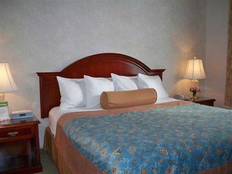 Best Western Plus Mentor-Cleveland Northeast Room photo
